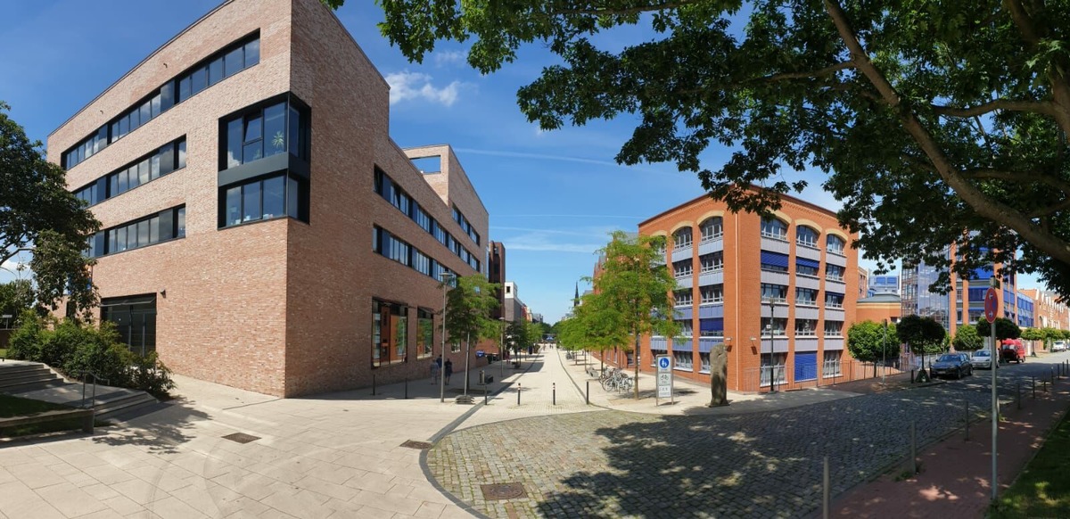 Bild einer Straße mit verschiedenen Gebäuden